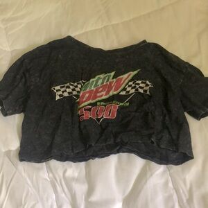 Words on shirt “Mtn Dew. Speedway 500”
